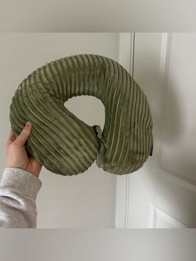 Travel neck pillow